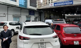 Xe xếp hàng chờ đăng kiểm tại TTĐK Cầu Giấy ngày 3/1
