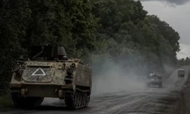 Binh lính Ukraine trên xe bọc thép ở khu vực Sumy, Ukraine, ngày 13/8. (Ảnh: Reuters)