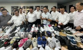 Bộ trưởng Công Thương Nguyễn Hồng Diên (thứ 3 từ trái sang) tại buổi làm việc với các doanh nghiệp dệt may, da giày. Ảnh: Nguyễn Bằng