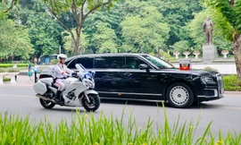 Đoàn xe hộ tống Tổng thống Nga Putin lăn bánh trên đường phố Hà Nội