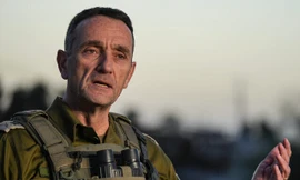 Một chiếc xe của đoàn cứu trợ WCK thủng lỗ lớn sau khi bị Israel tấn công ngày 1/4. (Ảnh: Reuters)