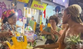 Hình ảnh tranh cãi giữa hai nữ du khách và người bán hàng hàng rong (ảnh cắt từ clip)