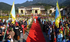 Người dân ghi phiếu tiền công đức tại Đền Trần (Nam Định). Ảnh: QN