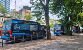 Các nhà xe hợp đồng trá hình biến các tuyến phố thành “bến xe” bắt khách