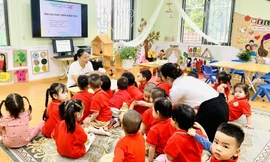 Giáo viên “có tuổi” Trường Mầm non Sai Mai (Hà Nội) trong một giờ học với trẻ 