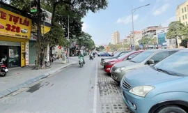 Giá thuê ô tô tự lái tăng gấp đôi vẫn 'cháy' hàng 