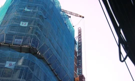 Cần cẩu công trình cao ốc suýt sập xuống đường, nhiều người hoảng hồn