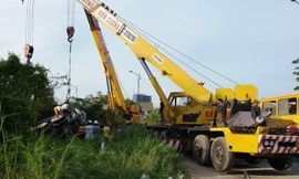 Xe bồn lật nhào xuống kênh sau tai nạn, tài xế kẹt trong cabin