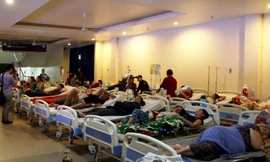 Gần 100 công nhân ngộ độc sau bữa ăn tối