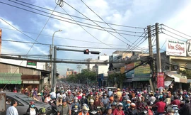 Người phụ nữ bị tàu hỏa tông trúng kéo lê hàng chục mét