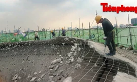 Trên công trường tháo dỡ thủy đài trăm tuổi ở Sài Gòn