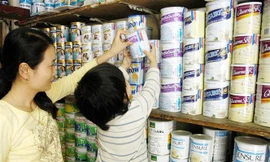 Trẻ em là đối tượng chịu ảnh hưởng đầu tiên khi giá sữa bột đồng loạt tăng cao