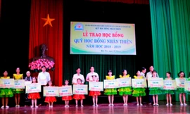 Đại diện các nhà tài trợ trao học bổng nhân thiện năm học 2018 - 2019