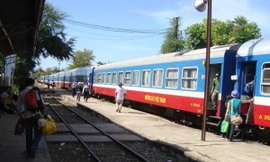 Người đàn ông nhảy vào xe lửa nghi bị loạn thần do dùng ma túy