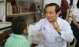 Bé gái mặt biến dạng vì mắt lồi ra ngoài suốt 7 năm