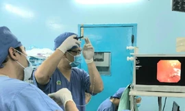 Bé trai bị hóc xưong gà 2 năm không ai biết