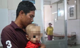 Mẹ vặn vòi pha nước, con trai bỏng nặng vì lao vào ấm nước sôi 