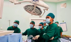 Bé sơ sinh bị teo thực quản và không có hậu môn