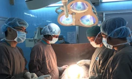 Choáng với khối u khủng nặng 25 kg trong ổ bụng bệnh nhân