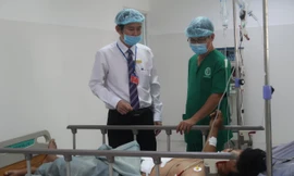 BS CK II Trần Văn Khanh (Giám đốc BV Quận 2) và BS Kiều Ngọc Minh đang thăm hỏi tình hình bệnh nhân.