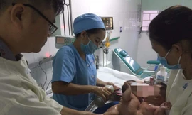 Mổ tách đôi bé song sinh dính liền phần gan