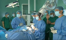 Bệnh viện ở Sài Gòn mổ u não bằng Robot lần đầu tại châu Á