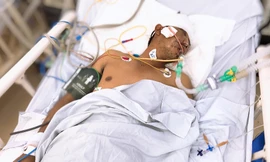 Bé trai 3 tuổi bơ vơ ở bệnh viện vì cha hôn mê do tai nạn giao thông