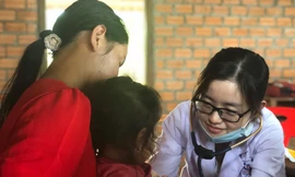 Bác sĩ thi đầu vào khó, đào tạo dài nhưng lương vẫn thấp