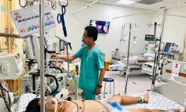 Truyền 6 lít máu cứu sống bé trai bệnh “muỗi cắn cũng có thể tử vong“