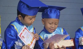 Lễ khai giảng đặc biệt trong bệnh viện của bệnh nhi ung thư