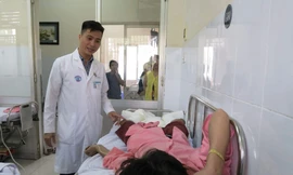 Hút thuốc lá trong lúc đang chiết xăng, 4 người nguy kịch