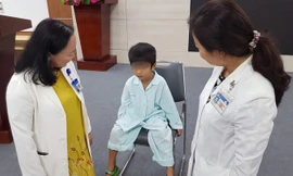 Nhét 2 viên pin vào tai, bé trai 5 tuổi bị thủng màng nhĩ