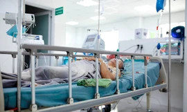 Người đàn ông bị máy xúc quật vào bụng được cứu sống ngoạn mục