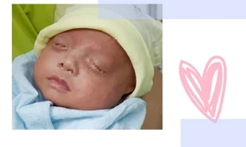 Cứu sống bé trai sinh ra chỉ nặng bằng bàn tay người lớn