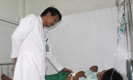 Chủ quan sau té giàn giáo, nam công nhân suýt chết tại quán nước bên đường