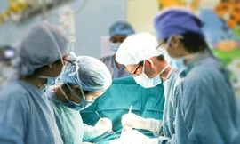 Nhảy từ ghế xuống đất, bé gái bị tre đâm xuyên hậu môn