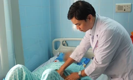 Xe cưới chạy thẳng vào bệnh viện cấp cứu bệnh nhân bị vỡ động mạch chủ