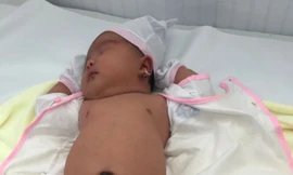 Bé gái chào đời nặng 5,2 kg