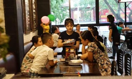 Sinh viên làm thêm Tết: Người lần đầu gửi tiền cho mẹ sắm Tết, người đến đêm 30 mới về nhà