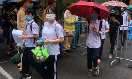 Toàn cảnh kỳ thi tuyển sinh lớp 10 ở Hà Nội: Đề thi không khó, vì sao thí sinh lo lắng?