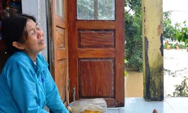 Đi mua mì gói, một học sinh bị lũ cuốn