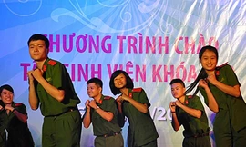 Màn đón ‘ma mới’ độc của sinh viên cảnh sát