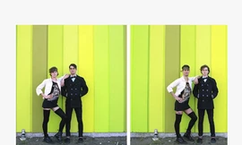 Cặp đôi hoán đổi áo quần trước ống kính