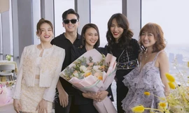 Lan Ngọc xinh đẹp với tóc ngắn, bị "đánh úp" vào sinh nhật tuổi 32 trên phim trường