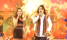 Ái Phương hóa thôn nữ vùng cao, mang áo đi tặng “người thương” Hữu Thanh Tùng 