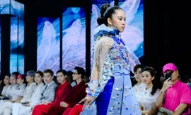 Miss Eco Teen International 2021 Bella Vũ trình diễn với áo dài nặng hơn 20 kg