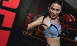 Kỉ niệm chặng đường 10 năm, Khả Ngân tái hiện hình ảnh "boxing girl" đầy gai góc