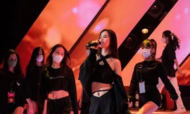 Đông Nhi trẻ trung trên sân khấu, tập dượt hết mình cho đại nhạc hội đón năm mới 2022