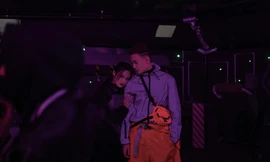 Da LAB chơi lớn thuê bãi đỗ xe để dựng mô hình tàu vũ trụ cho MV viễn tưởng "Skyline"