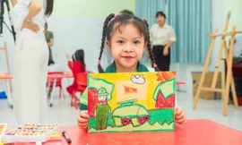 TP.HCM: Gần 300 họa sĩ nhí thể hiện tài năng vẽ tranh để chào mừng đại lễ 30/4